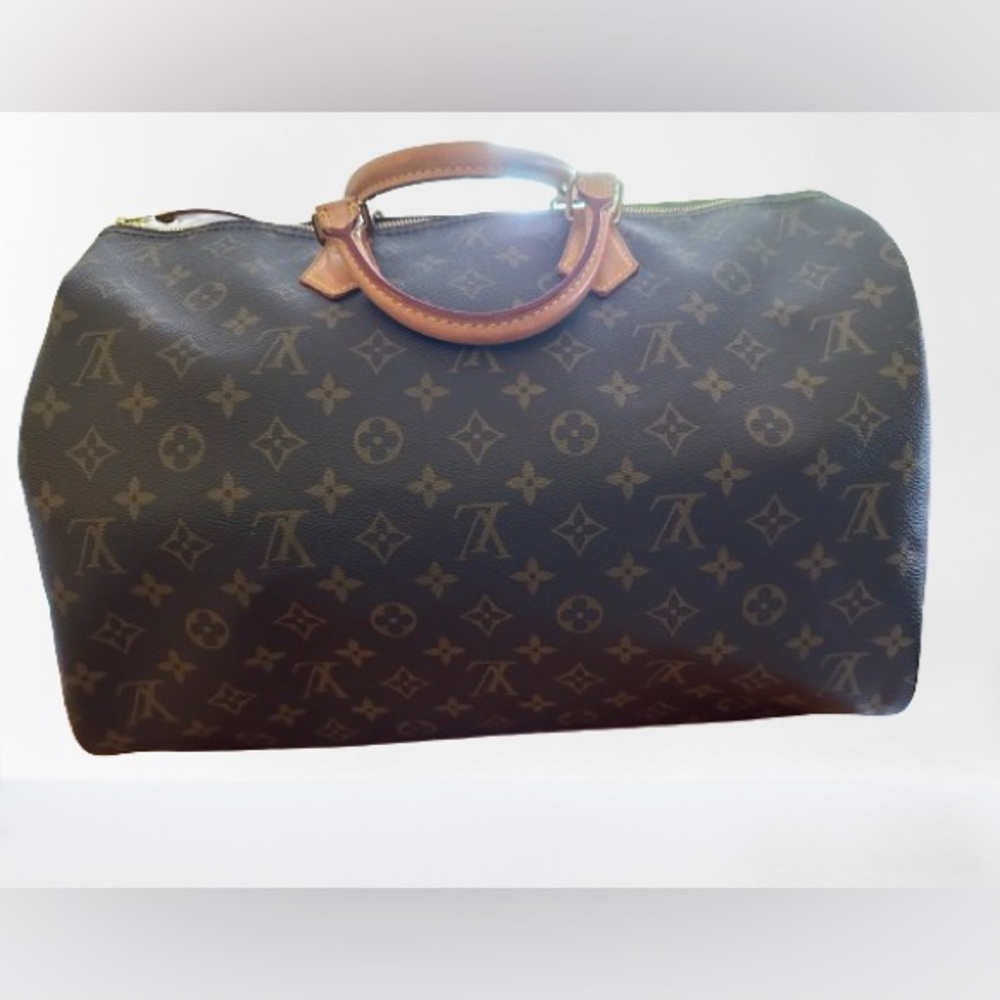 Louis Vuitton Speedy 40 with box, bag, dust bag, lock and key.